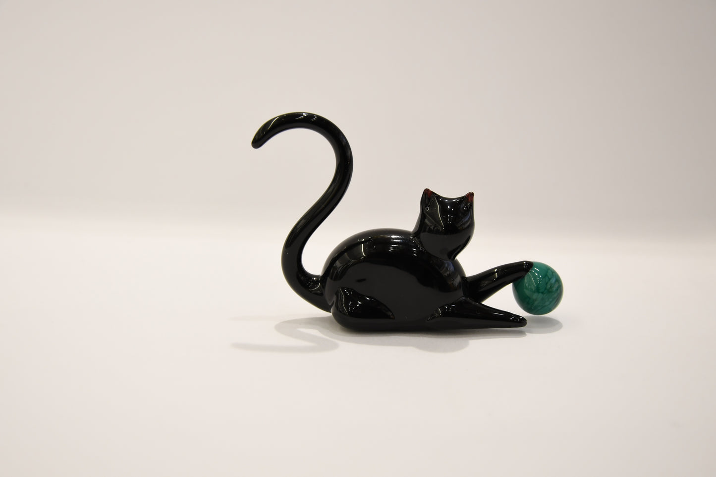 Gatto nero con palla in vetro di Murano