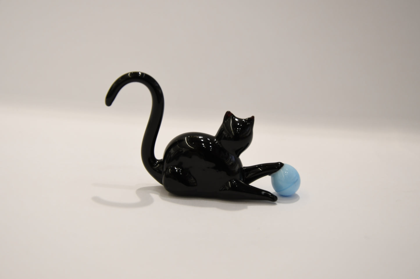 Gatto nero con palla in vetro di Murano