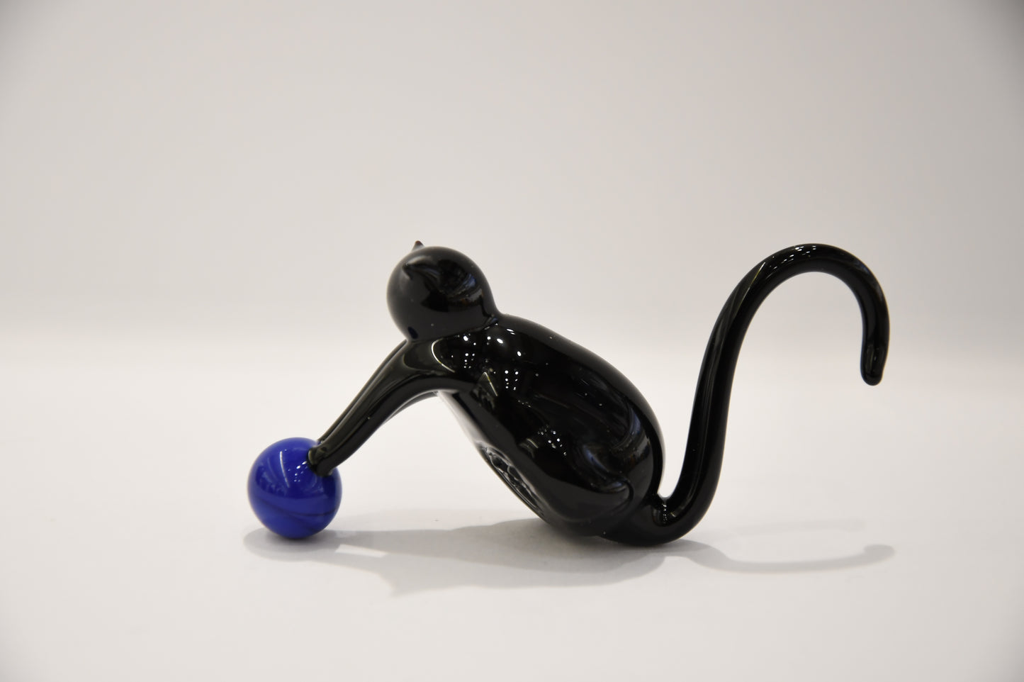 Gatto nero con palla in vetro di Murano