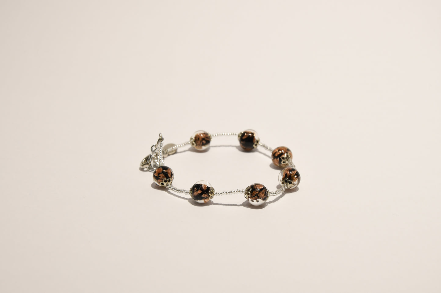 Bracciali argentato con 7 perle stile melograno e perline in vetro di Murano