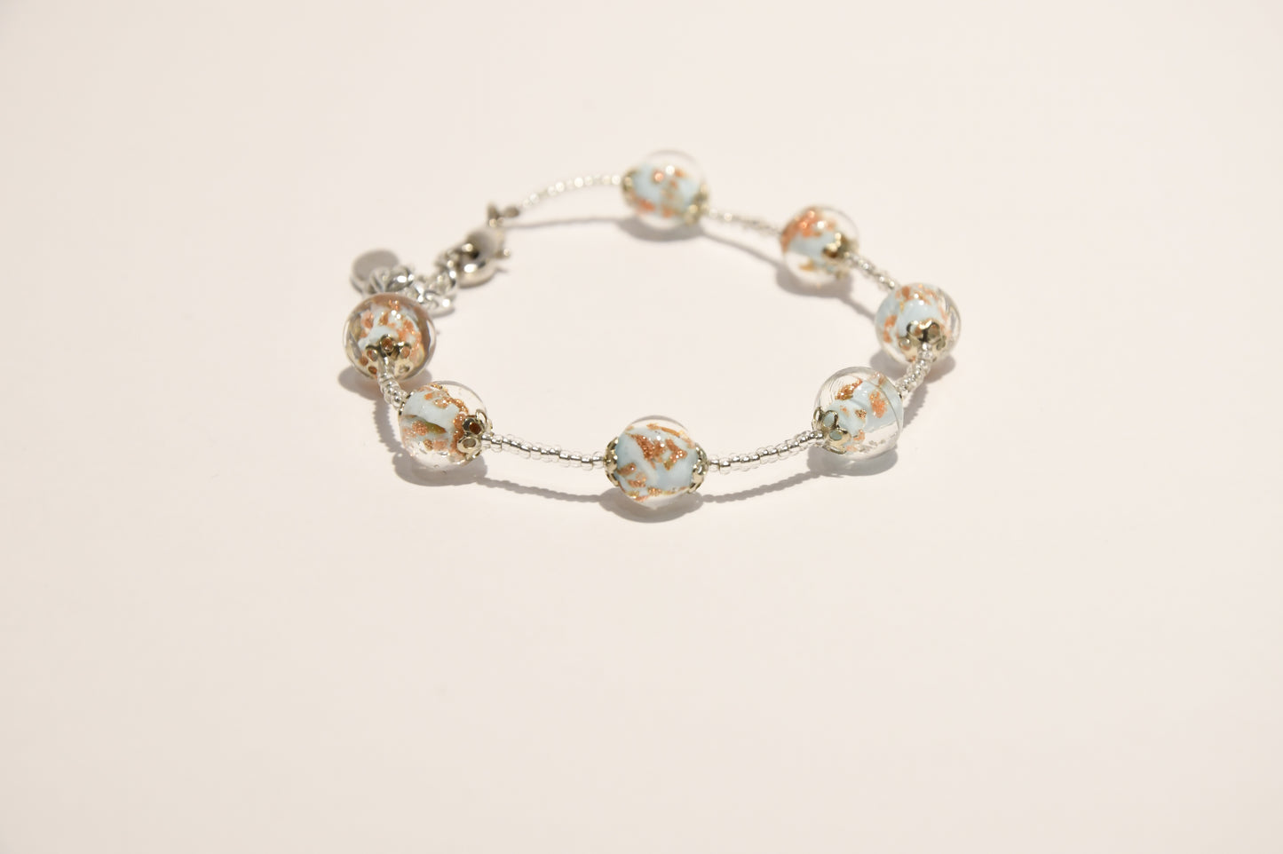 Bracciali argentato con 7 perle stile melograno e perline in vetro di Murano