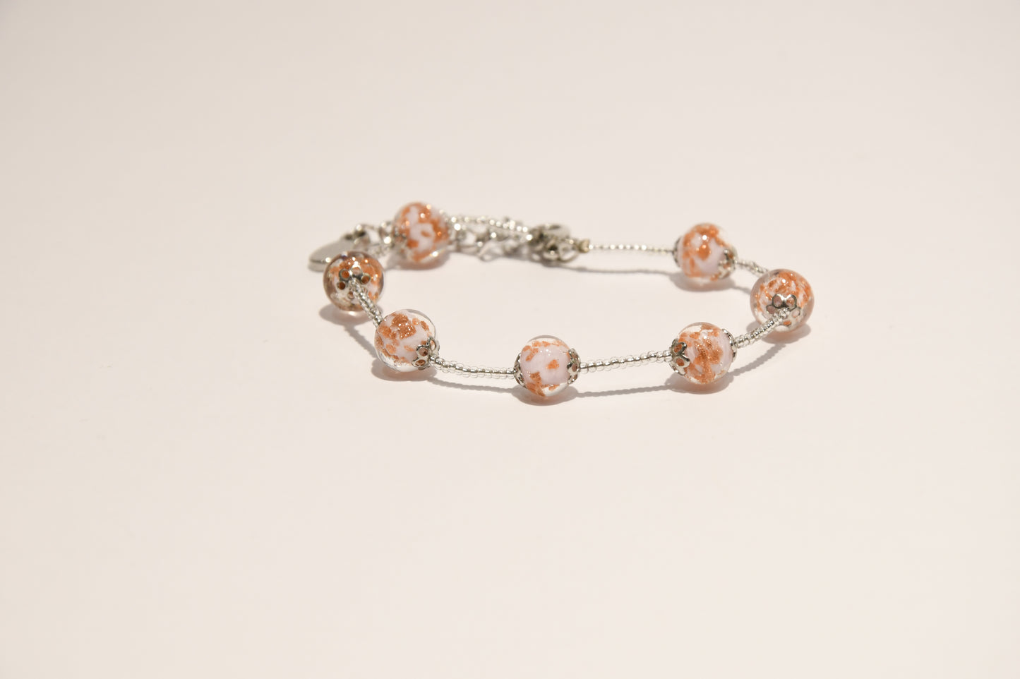 Bracciali argentato con 7 perle stile melograno e perline in vetro di Murano