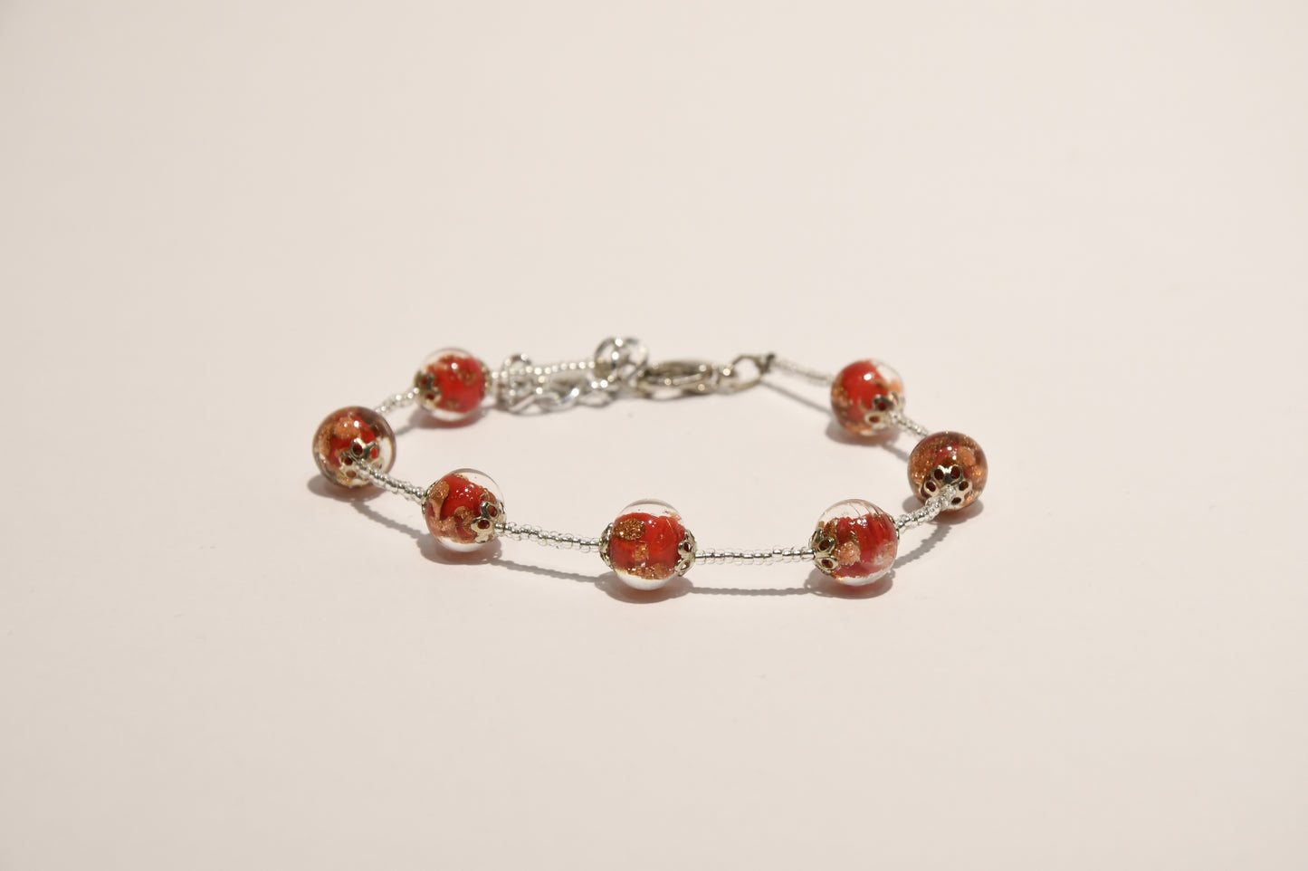 Bracciali argentato con 7 perle stile melograno e perline in vetro di Murano