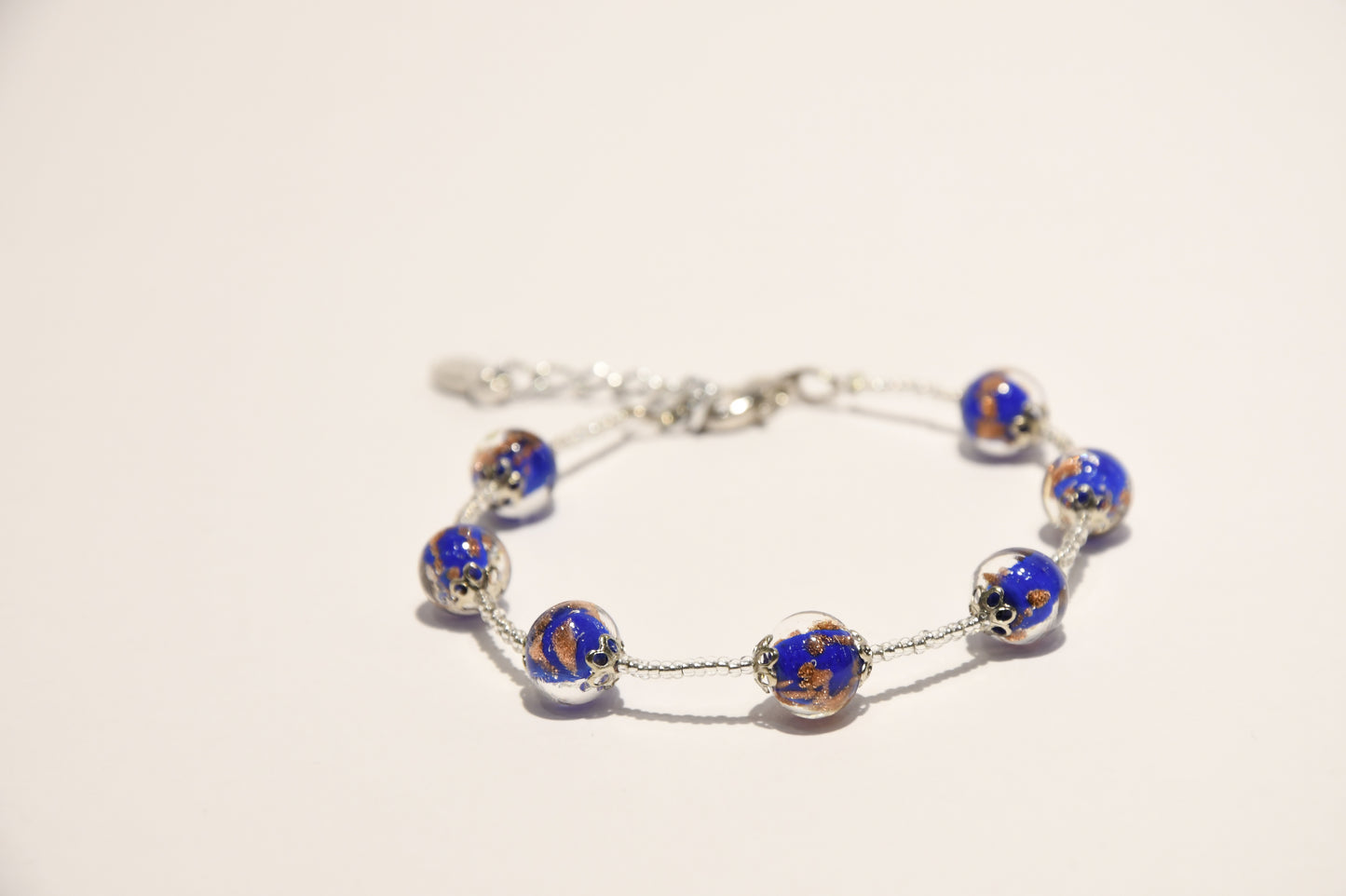Bracciali argentato con 7 perle stile melograno e perline in vetro di Murano