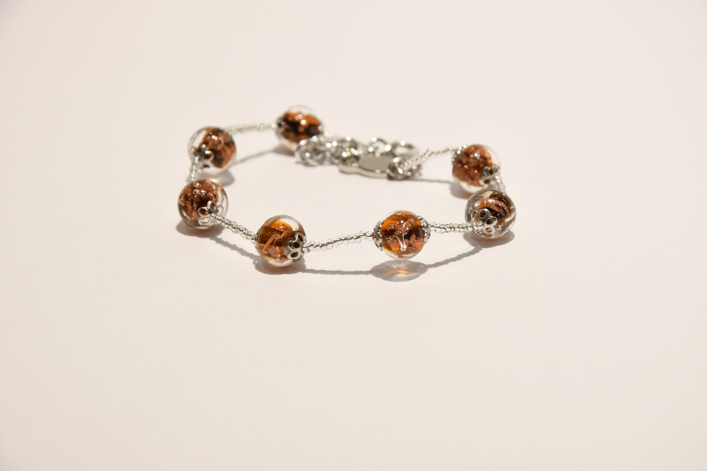 Bracciali argentato con 7 perle stile melograno e perline in vetro di Murano